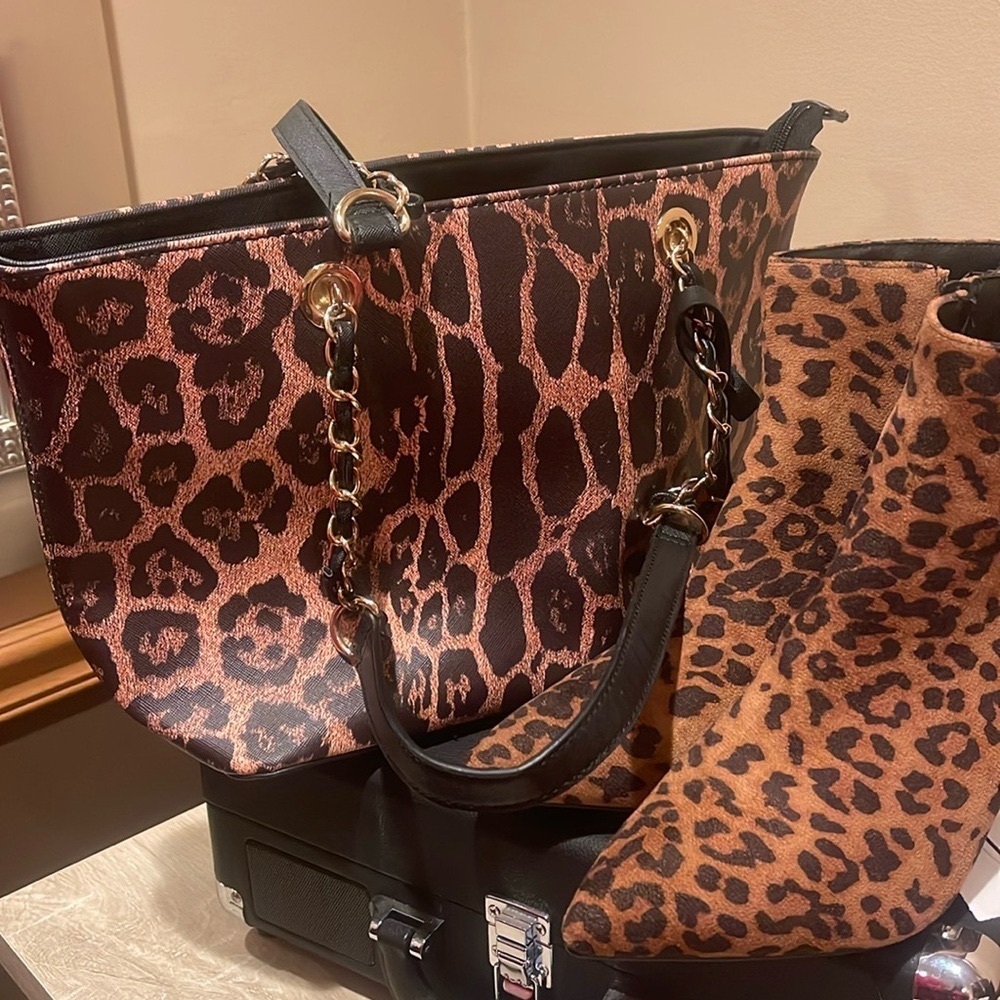 Leopard Print Boots & Purse $30
$15 -leopard bag
$15 size 8